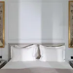 Hotel Du Quai Voltaire 4*